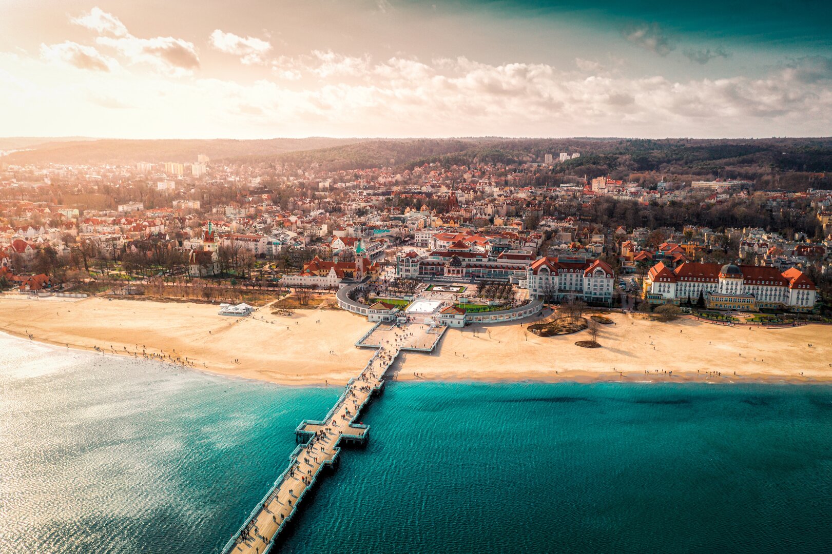 Molo i plaża w Sopocie z lotu ptaka